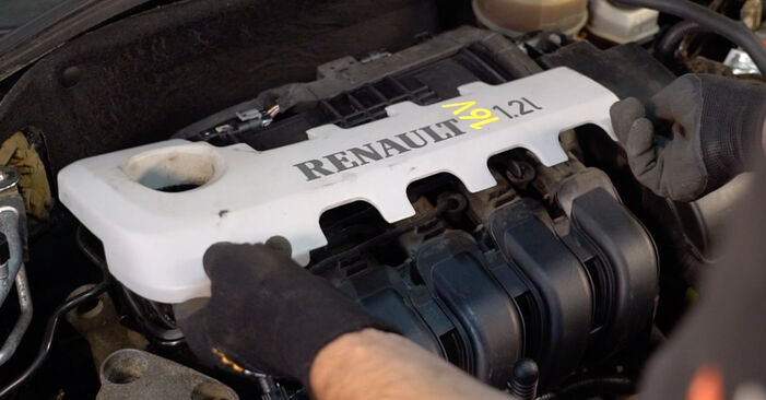 Renault Clio 2 1.2 16V (BB05, BB0W, BB11, BB27, BB2T, BB2U, BB2V, CB05,... 2000 Gyújtógyertya cseréje: ingyenes szervizelési útmutatók