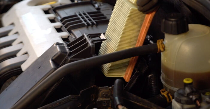 Wie schmierig ist es, selber zu reparieren: Luftfilter beim Renault Clio 2 1.6 16V (BB01, BB0H, BB0T, BB14, BB1D, BB1R, BB2KL, BB3G... 2003 wechseln – Downloaden Sie sich Bildanleitungen