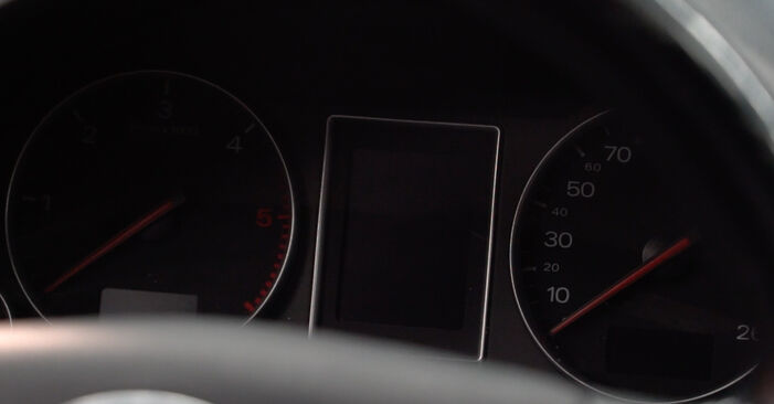 AUDI A4 Brændstoffilter trin-for-trin udskiftnings manual