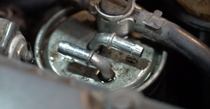 Wie schmierig ist es, selber zu reparieren: Kraftstofffilter beim Audi A4 B6 Avant 1.8 T quattro 2003 wechseln – Downloaden Sie sich Bildanleitungen