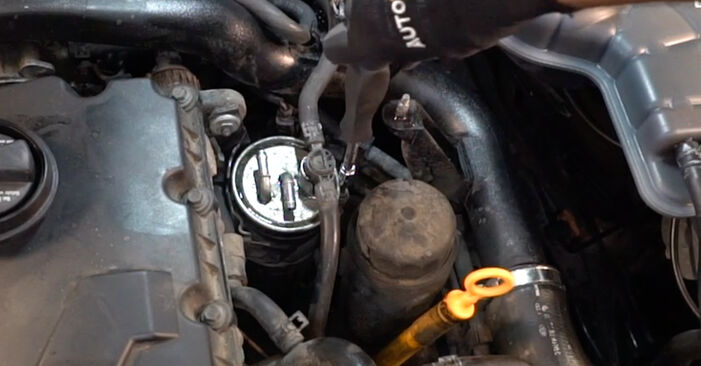 Kraftstofffilter beim AUDI A4 S4 4.2 quattro 2004 selber erneuern - DIY-Manual