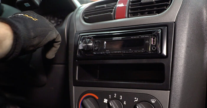 Filtr powietrza kabinowy w OPEL Corsa C Hatchback (X01) 1.3 CDTI (F08, F68) 2004 samodzielna wymiana - poradnik online