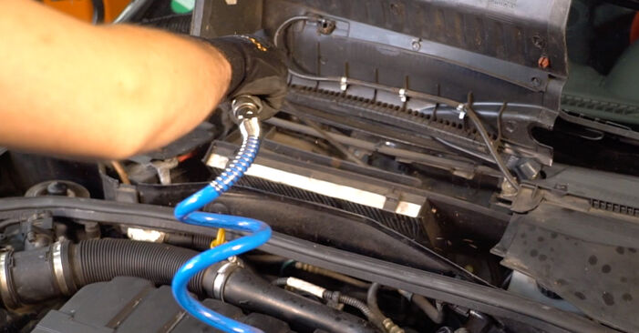 Jak wymienić Filtr powietrza kabinowy w OPEL Corsa C Hatchback (X01) 1.7 DTI (F08, F68) 2005: pobierz instrukcje PDF i instrukcje wideo