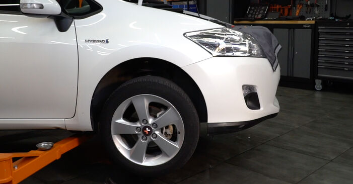 Wie schmierig ist es, selber zu reparieren: Stoßdämpfer beim Toyota Auris e15 1.33 Dual-VVTi (NRE150_) 2012 wechseln – Downloaden Sie sich Bildanleitungen