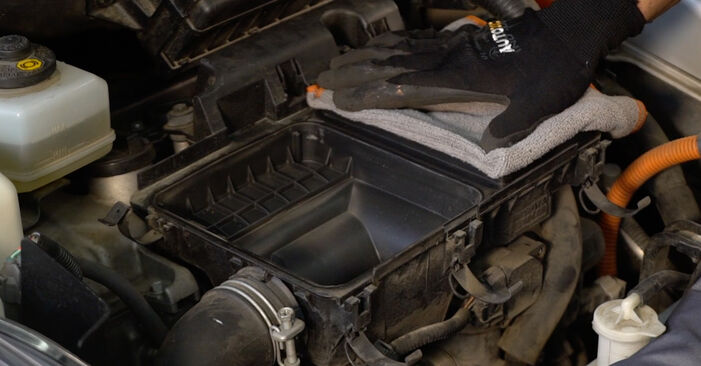 Vanskelighetsgrad: Bytte av Luftfilter på Toyota Prius 2 1.5 Hybrid (NHW20_) 2009 – last ned illustrert veiledning
