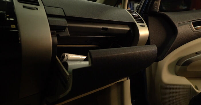 Wie Innenraumfilter beim Toyota Prius 2 2003 gewechselt werden - Unentgeltliche PDF- und Videoanweisungen