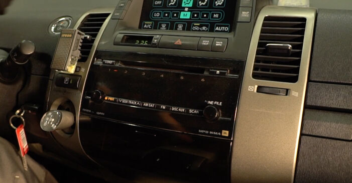 Ersetzen Sie Innenraumfilter am Toyota Prius 2 2006 1.5 Hybrid (NHW20_) selbst