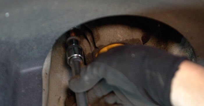 Wie schmierig ist es, selber zu reparieren: Stoßdämpfer beim Volvo V50 Kombi D5 2009 wechseln – Downloaden Sie sich Bildanleitungen
