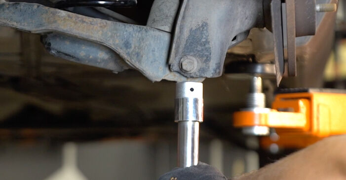 Wie schmierig ist es, selber zu reparieren: Stoßdämpfer beim Volvo V50 Kombi D5 2009 wechseln – Downloaden Sie sich Bildanleitungen