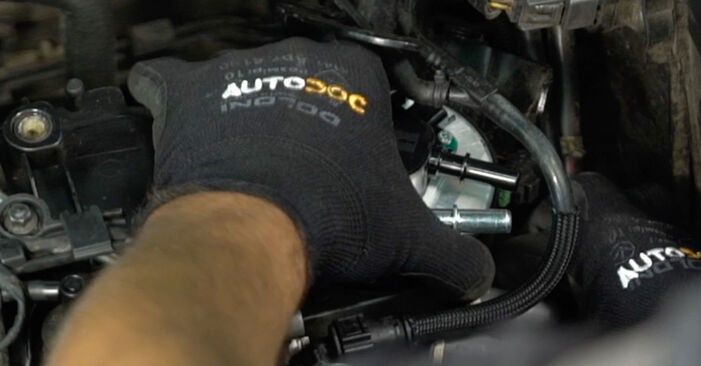 Reemplazo de Filtro de Combustible en un VOLVO V50 2.0 D: guías online y video tutoriales