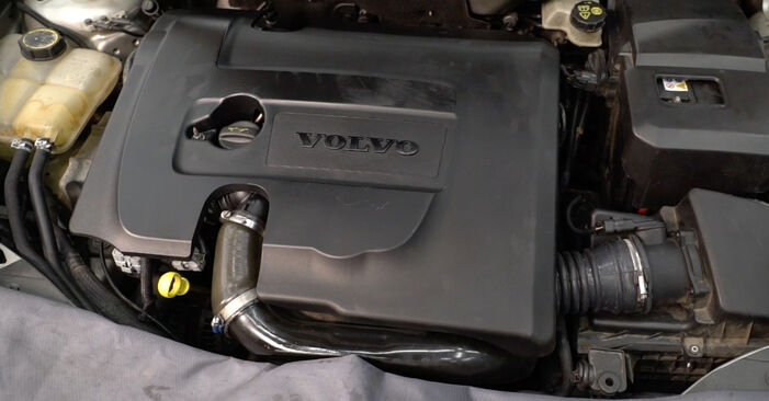 Cómo reemplazar Filtro de Combustible en un VOLVO V50 (545) 2.0 D 2004 - manuales paso a paso y guías en video