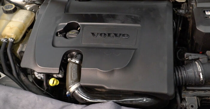 Sustitución de Filtro de Combustible en un Volvo v50 mw 1.6 D 2005: manuales de taller gratuitos
