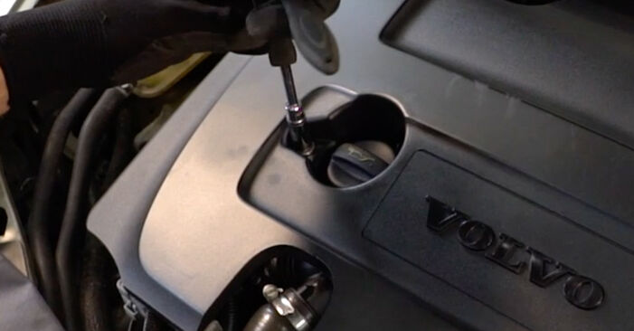 Wie man VOLVO V50 (545) 2.0 D 2004 Kraftstofffilter austauscht - Schrittweise Handbücher und Videowegleitungen