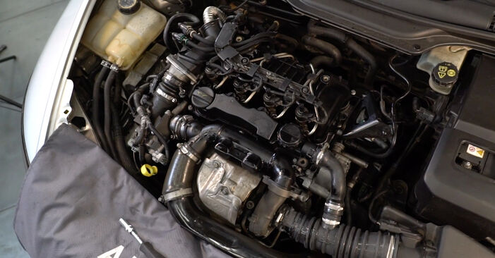 Sostituzione Filtro Carburante Volvo V50 MW D2 2005: manuali dell'autofficina