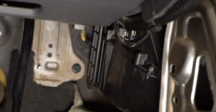 Wie schmierig ist es, selber zu reparieren: Innenraumfilter beim Volvo V50 Kombi D5 2009 wechseln – Downloaden Sie sich Bildanleitungen