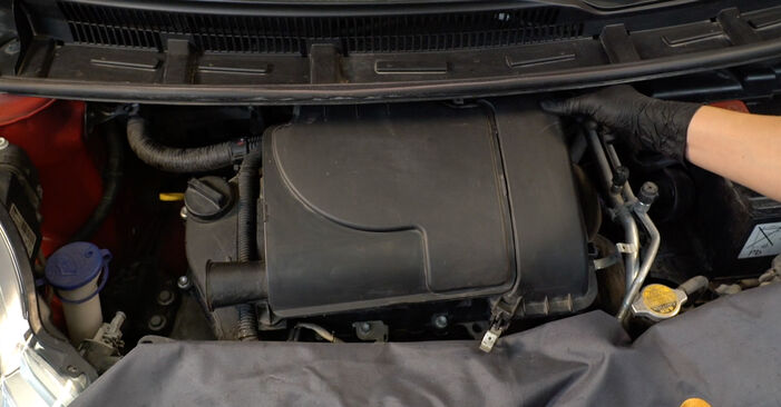Bytte 107 Hatchback (PM_, PN_) 1.0 2006 Luftfilter – gjør det selv med vår veiledning