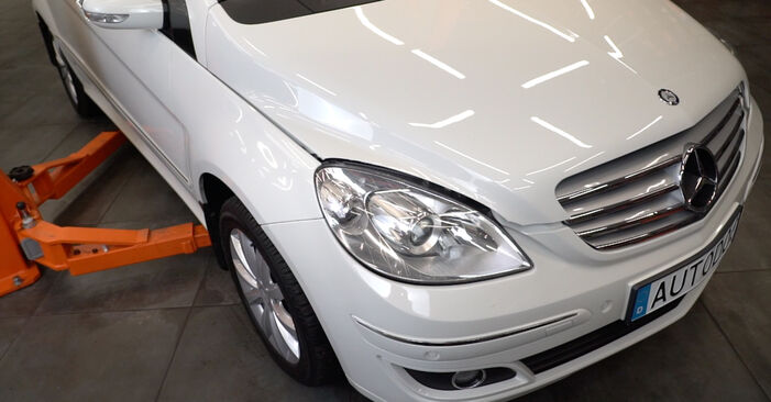 Podrobné odporúčania pre svojpomocnú výmenu Mercedes W245 2011 B 150 1.5 (245.231) Tlmič pruzenia