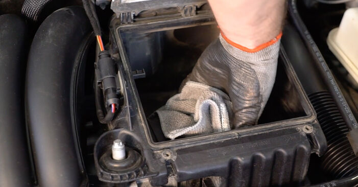 Wie schmierig ist es, selber zu reparieren: Luftfilter beim Mercedes W245 B 180 1.7 (245.232) 2011 wechseln – Downloaden Sie sich Bildanleitungen