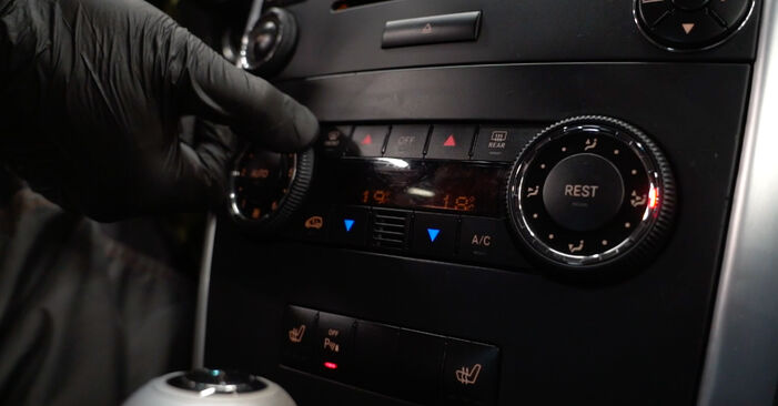 Ile czasu zajmuje wymiana: Filtr powietrza kabinowy w Mercedes W245 B 200 CDI (245.208) 2006 - pouczająca instrukcja w formacie PDF