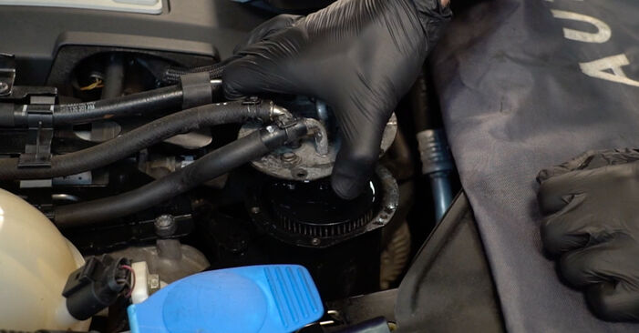 Cómo quitar Filtro de Combustible en un VW PASSAT 2.0 TDI 4motion 2009 - instrucciones online fáciles de seguir