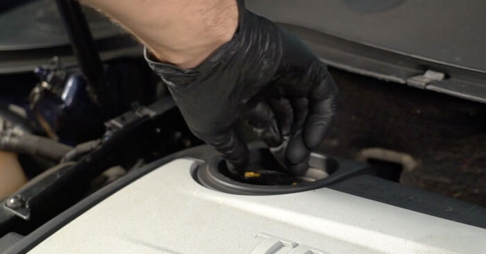 Cómo reemplazar Filtro de Aceite en un VW Passat Variant (3C5) 2010: descargue manuales en PDF e instrucciones en video