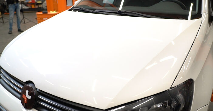 Substituição de VW Polo 5 Sedan 1.4 2011 Vela de Ignição: manuais gratuitos de oficina
