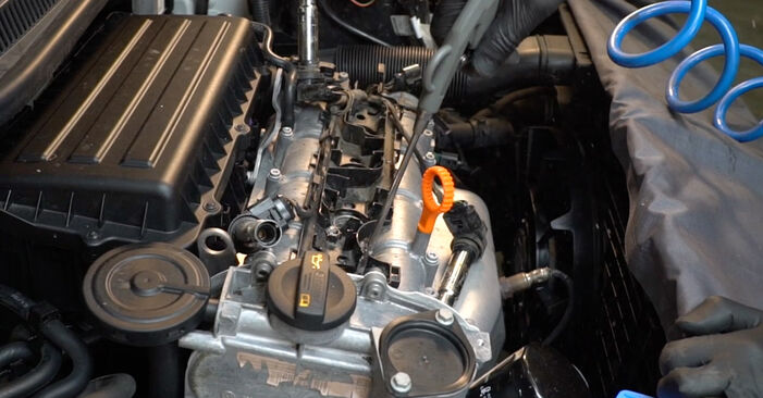 VW Polo 5 Limousine 1.4 TSi 2015 Zündkerzen wechseln: wie schwer ist es, selbst zu reparieren - Downloaden Sie sich illustrierte Anleitungen