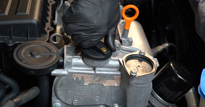 Ölfilter am VW Polo Limousine (602, 604, 612, 614) 1.5 TDI 2014 wechseln – Laden Sie sich PDF-Handbücher und Videoanleitungen herunter