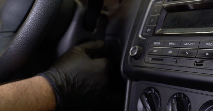 Wie problematisch ist es, selber zu reparieren: Innenraumfilter beim VW Polo 5 Limousine 1.4 TSi 2015 auswechseln – Downloaden Sie sich bebilderte Tutorials