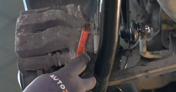 Wie schmierig ist es, selber zu reparieren: Bremsbeläge beim Alfa Romeo 147 937 2.0 16V T.SPARK (937.AXA1, 937.AXC1, 937.BXC1) 2006 wechseln – Downloaden Sie sich Bildanleitungen
