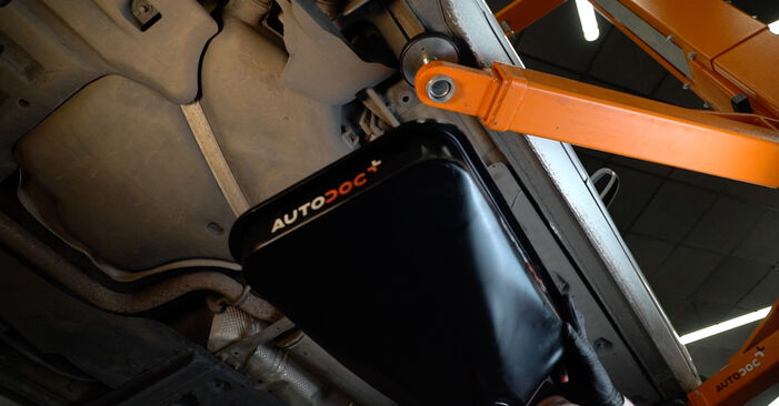 Wie man AUDI A3 Sportback (8PA) 2.0 TDI 16V 2005 Kraftstofffilter wechselt - Schritt-für-Schritt-Leitfäden und Video-Tutorials