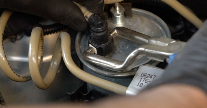 Tauschen Sie Kraftstofffilter beim FIAT GRANDE PUNTO (199) 1.3 D Multijet (199.AXD11, 199.AXD1A, 199.AXD1B,... 2008 selbst aus