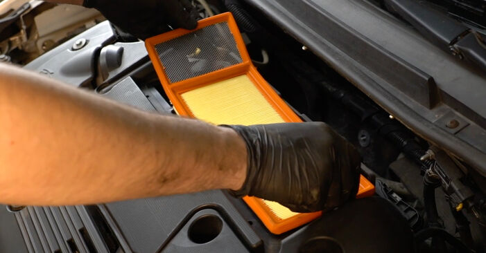 Wie kompliziert ist es, selbst zu reparieren: Luftfilter am Fiat Punto 199 1.9 D Multijet 2011 ersetzen – Laden Sie sich illustrierte Wegleitungen herunter