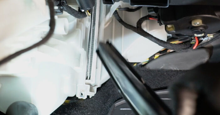 Jak wymienić Filtr powietrza kabinowy w FIAT Grande Punto Hatchback (199) 1.4 16V (199BXG1B, 199AXG1B) 2010: pobierz instrukcje PDF i instrukcje wideo