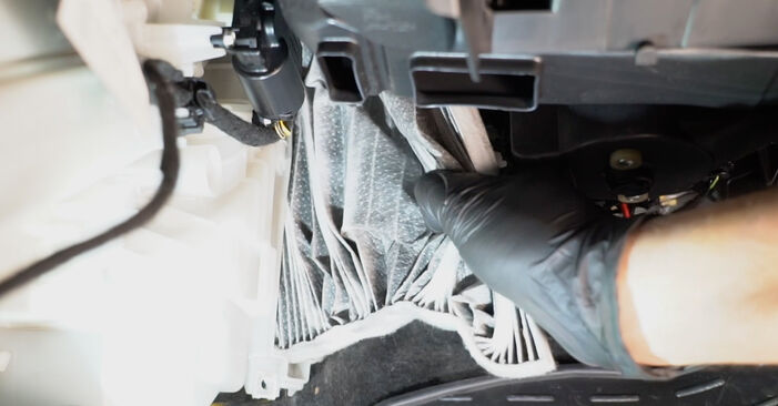 Vanskelighetsgrad: Bytte av Kupefilter på Fiat Punto 199 1.9 D Multijet 2011 – last ned illustrert veiledning