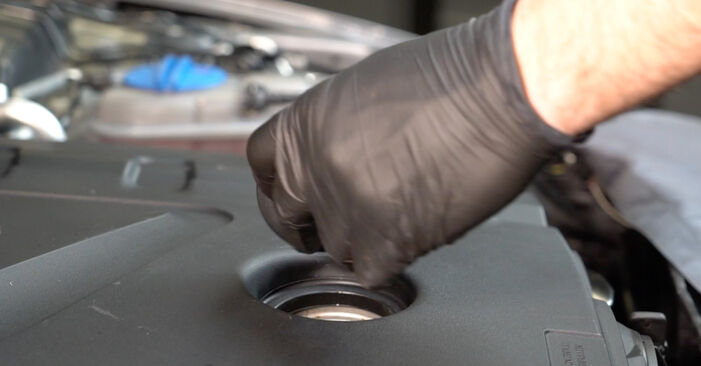 Audi A4 B8 1.8 TFSI 2013 Ölfilter wechseln: wie schwer ist es, selbst zu reparieren - Downloaden Sie sich illustrierte Anleitungen