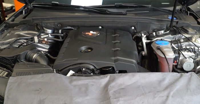 Tausch Tutorial Ölfilter am AUDI A4 Limousine (8K2, B8) 2010 wechselt - Tipps und Tricks
