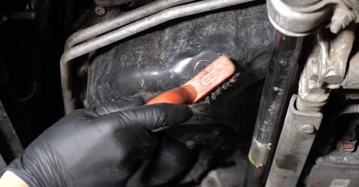 Audi A4 B8 1.8 TFSI 2013 Ölfilter wechseln: wie schwer ist es, selbst zu reparieren - Downloaden Sie sich illustrierte Anleitungen