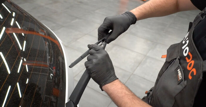 Tauschen Sie Scheibenwischer beim FORD Fiesta Mk6 Schrägheck (JA8, JR8) 1.5 TDCi 2011 selbst aus