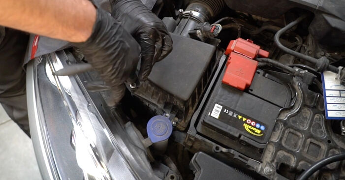 Svojpomocná výmena Vzduchový filter na aute Ford Fiesta Mk6 2018 1.25
