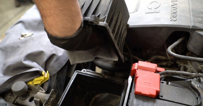 Wie man Luftfilter am FORD Fiesta Mk6 Schrägheck (JA8, JR8) 2013 wechselt – Laden Sie sich PDF-Wegleitungen und Videoanweisungen herunter