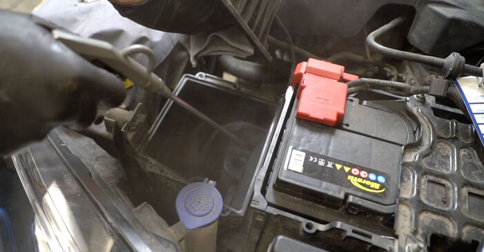 Wie kompliziert ist es, selbst zu reparieren: Luftfilter am Ford Fiesta Mk6 1.4 2014 ersetzen – Laden Sie sich illustrierte Wegleitungen herunter