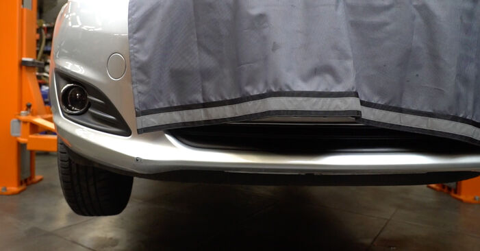 Svojpomocná výmena FORD Fiesta Mk6 Hatchback (JA8, JR8) 1.6 TDCi 2022 Olejový filter – online tutoriál