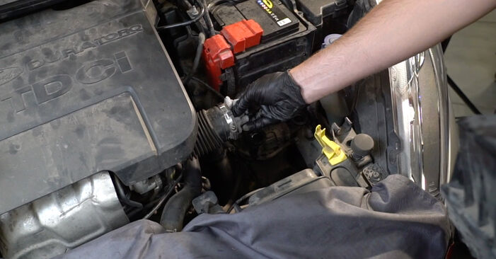 Ako vymeniť Olejový filter na Ford Fiesta Mk6 2008 – bezplatné PDF a video návody.