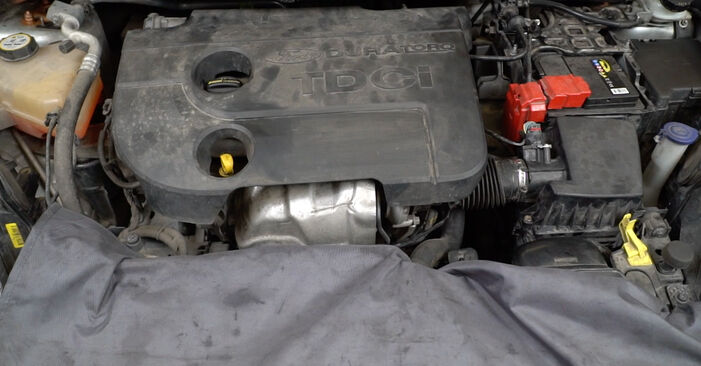 Tausch Tutorial Ölfilter am FORD Fiesta Mk6 Schrägheck (JA8, JR8) 2020 wechselt - Tipps und Tricks