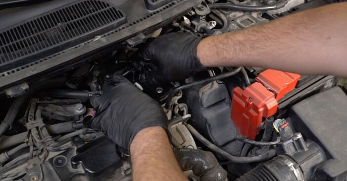 Cómo cambiar Filtro de Combustible en un Ford Fiesta 6 2008 - Manuales en PDF y en video gratuitos