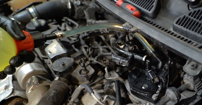 Cómo reemplazar Filtro de Combustible en un FORD Fiesta Mk6 Hatchback (JA8, JR8) 2013: descargue manuales en PDF e instrucciones en video