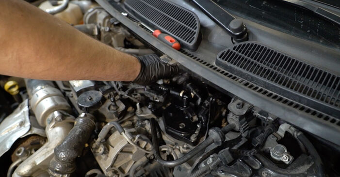 Cómo es de difícil hacerlo usted mismo: reemplazo de Filtro de Combustible en un Ford Fiesta 6 1.4 2014 - descargue la guía ilustrada