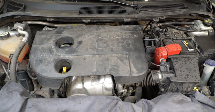 Cómo cambiar Filtro de Combustible en un FORD Fiesta Mk6 Hatchback (JA8, JR8) 2020 - consejos y trucos
