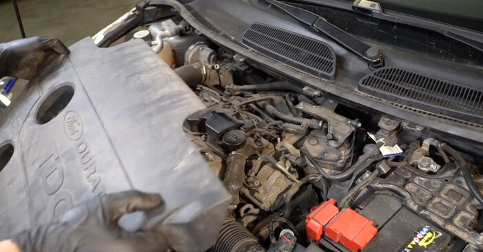 Sustitución de Filtro de Combustible en un Ford Fiesta 6 1.4 TDCi 2010: manuales de taller gratuitos